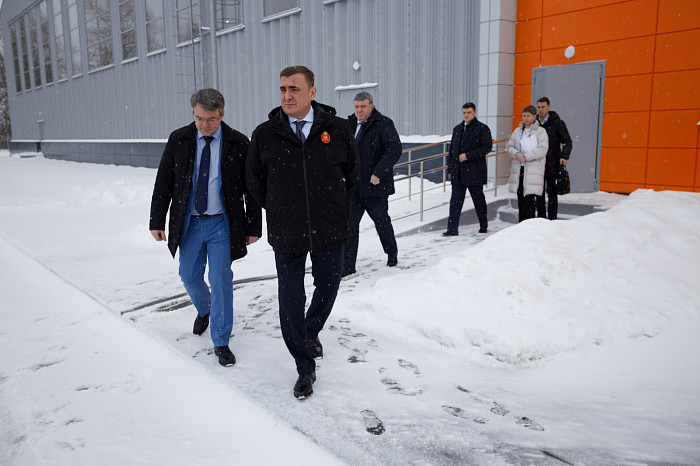 Дюмин посетил новый футбольный манеж в Туле: осмотрел объект, обнялся с детьми, помог ребенку завязать шнурки