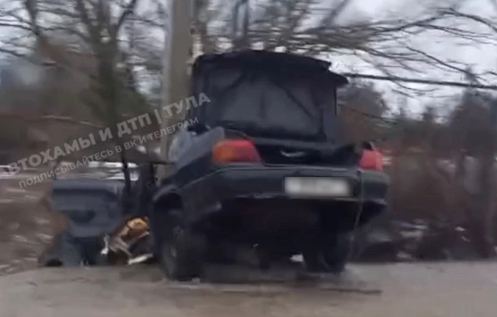 В тульской деревне Ямны легковушка врезалась в столб: водителя госпитализировали
