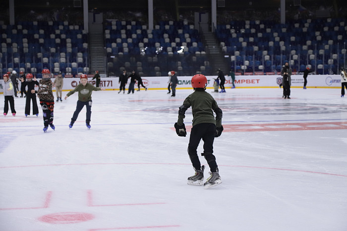 Сходил на бесплатные занятия и влюбился в лед: как тульских школьников учат кататься на коньках – фоторепортаж