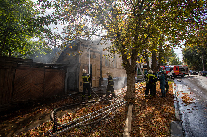 В Туле на улице Свободы загорелся дом