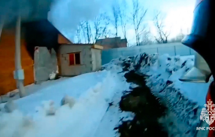 Спасатели два часа тушили склад в Новомосковске