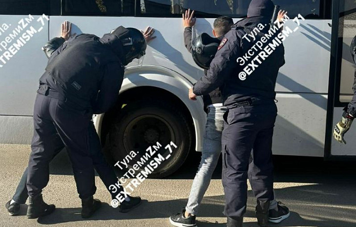 Незаконная врезка к газу, 15 уклонистов и сторонник А.У.Е*: тульские силовики провели рейд в цыганском поселении