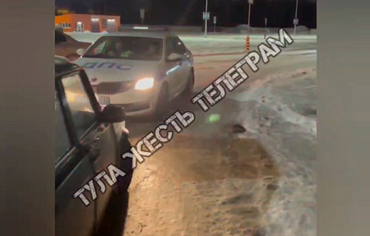 У торгового центра «Макси» в Туле произошло ДТП с участием «ВАЗа» и машины ДПС