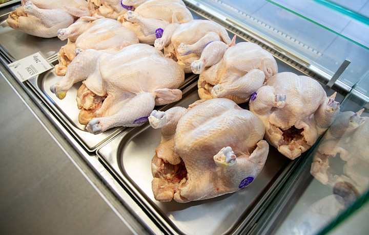 Курица подешевела, а говядина подорожала: как поменялись цены на мясо в Тульской области за год