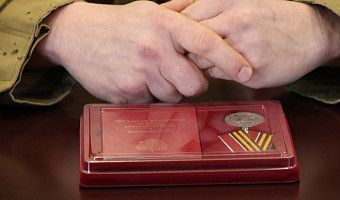 В Новомосковске участнику СВО вручили медаль за мужество