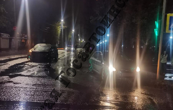 На улице Кирова в Туле водитель Ford Focus врезался в два автомобиля: пострадала девочка-подросток