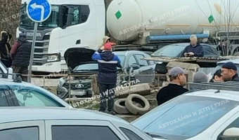 Грузовик и две легковушки столкнулись на улице Рязанской в Туле