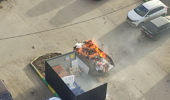 В микрорайоне Левобережный в Туле загорелась урна со строительным мусором