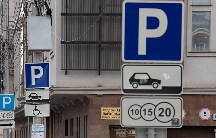 В Туле водитель автомобиля сдал назад и едва не задавил старушку