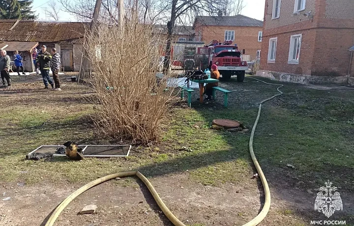 Огнеборцы спасли человека во время пожара в посёлке Дубовка Узловского района