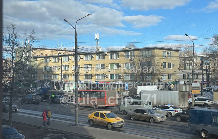 В Туле на Зеленстрое столкнулись автобус и две легковушки