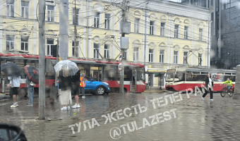 На перекрестке Советской и Фридриха Энгельса в Туле произошло ДТП с трамваем
