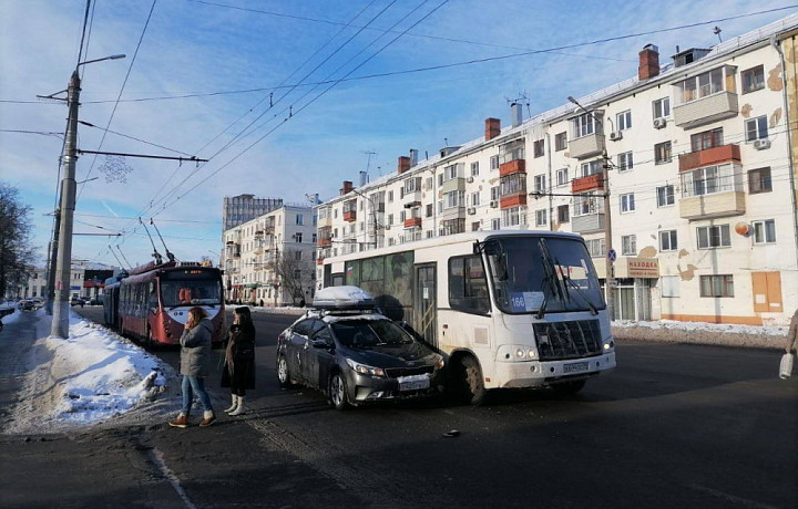 На Московском вокзале в Туле возникла задержка троллейбусов из-за ДТП