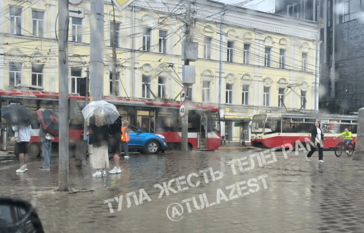 На перекрестке Советской и Фридриха Энгельса в Туле произошло ДТП с трамваем