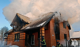 Опубликованы фото с места крупного пожара в деревне Хопилово под Тулой