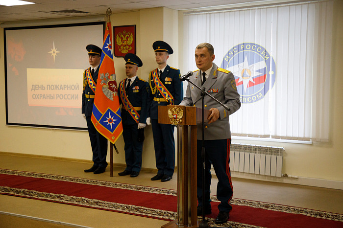 Глава тульского МЧС поздравил спасателей с Днем пожарной охраны