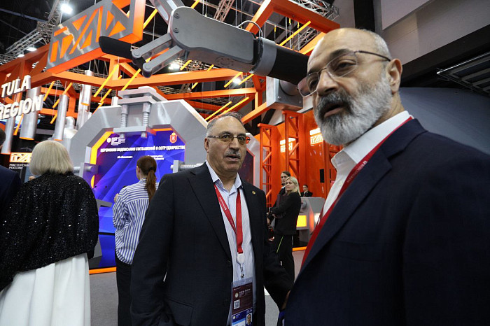 Люди, машины, роскошь: яркие фото третьего дня ПМЭФ-2024