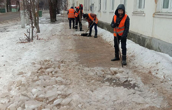 Порядка 100 единиц техники убирали Тулу от наледи