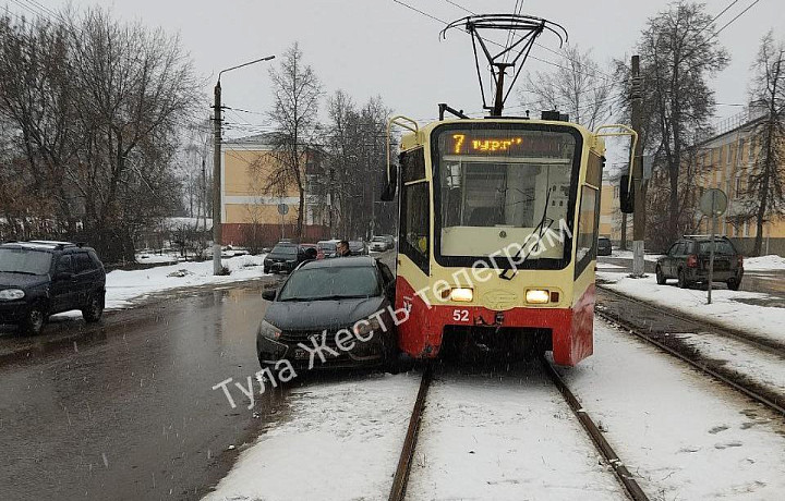 На улице Немцова в Туле столкнулись "Лада" и трамвай