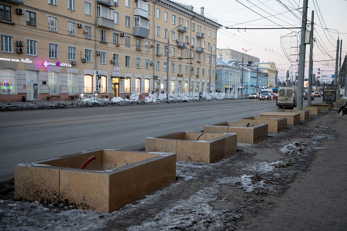 У центра «Родина» на проспекте Ленина в Туле начали устанавливать модули для деревьев