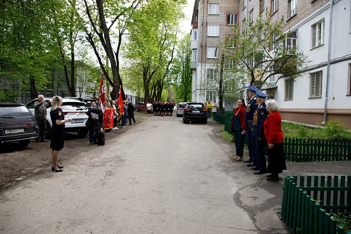 Тульские кадеты и студенты поздравили ветерана Великой Отечественной войны с наступающим Днем Победы