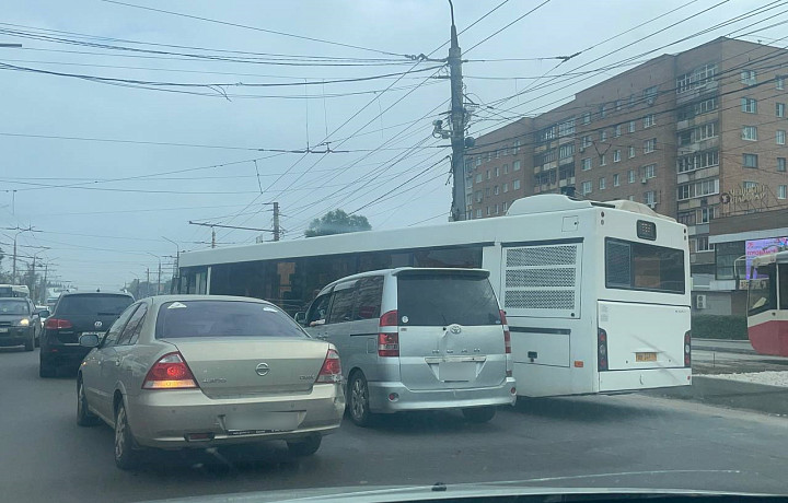 На проспекте Ленина в Туле собралась пробка из-за ДТП с иномаркой и автобусом