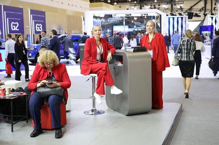 Люди, машины, роскошь: яркие фото третьего дня ПМЭФ-2024