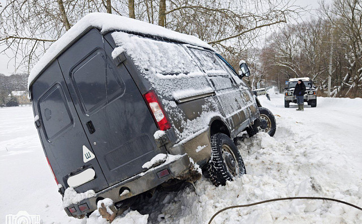 У нас зимой дороги такие и погода такая: как чаще всего застревают туляки в снегу, и что в этом случае делать – советы «джипхэлпера»