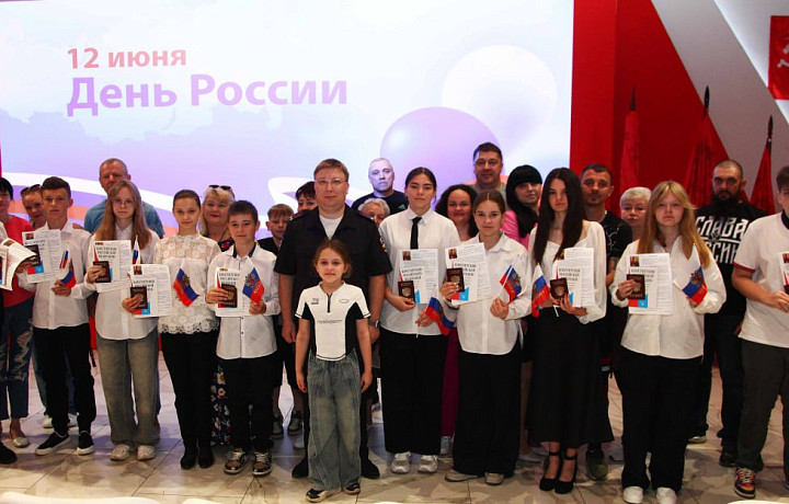 Тульским школьникам вручили первые паспорта в преддверии Дня России