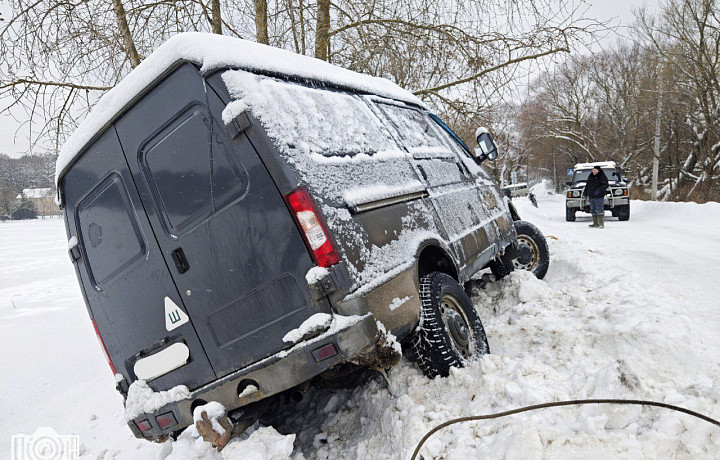 У нас зимой дороги такие и погода такая: как чаще всего застревают туляки в снегу, и что в этом случае делать – советы «джипхэлпера»