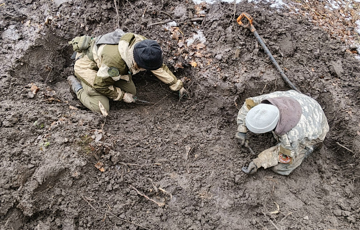 Поисковики Тульской области нашли останки красноармейца с медальоном