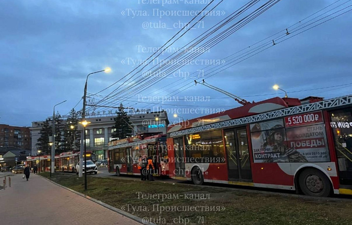 В центре Тулы из-за обрыва проводов встали троллейбусы
