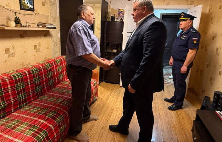 Илья Беспалов передал орден Мужества семье погибшего бойца СВО