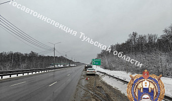 Водитель на Hyundai наехала на ограждение дороги на трассе М-2 «Крым» под Тулой