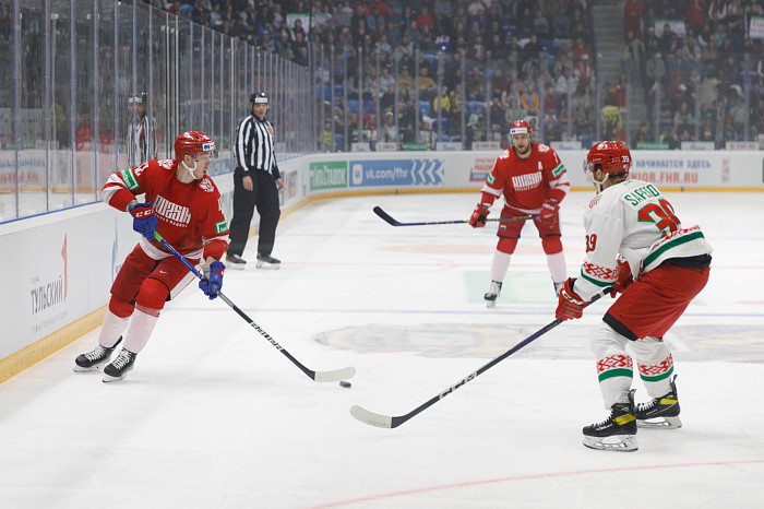 Фоторепортаж: как прошел матч между национальными сборными России и Беларуси