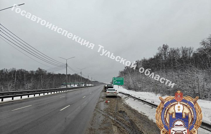 Водитель на Hyundai наехала на ограждение дороги на трассе М-2 «Крым» под Тулой