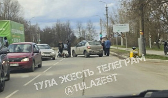 Курьер на электровелосипеде попал под машину на Одоевском шоссе в Туле
