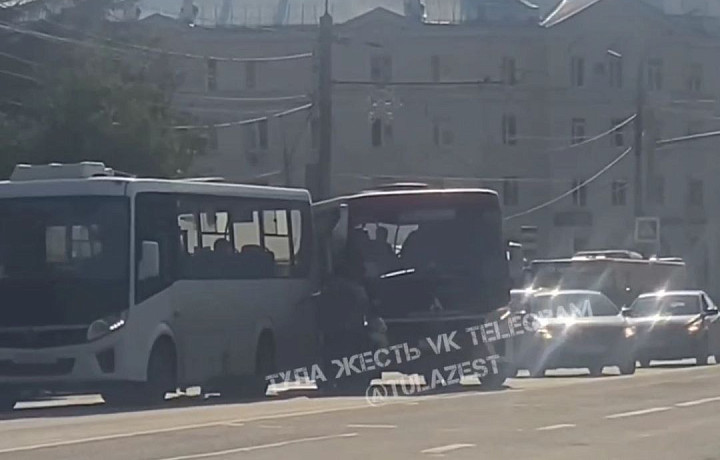 Красноармейский проспект в Туле встал в пробке из-за ДТП с автобусами