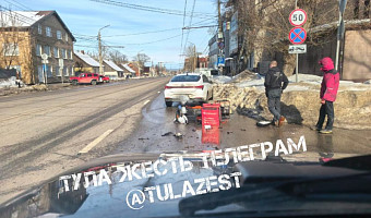 В Туле на улице Болдина произошло ДТП с курьером