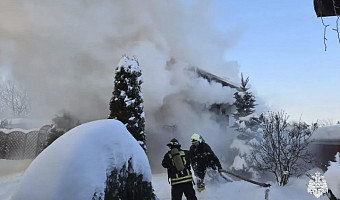 Новомосковские спасатели показали кадры тушения пожара в 20-ти градусный мороз