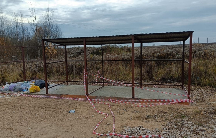 В Дубне установили площадку для новых контейнеров: баков не было, но туда сразу натаскали мусора, а потом украли ограждение