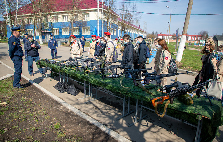 В 2023 году в российских школах появится курс начальной военной подготовки