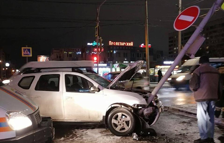 На улице Ложевой в Туле Renault въехал в дорожный знак