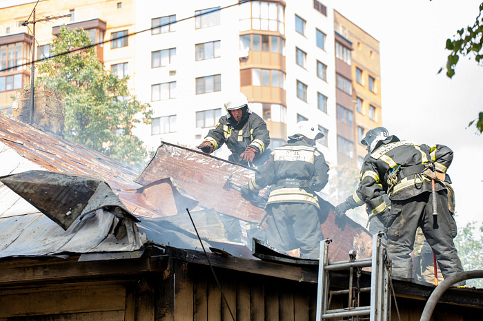 В Туле на улице Свободы загорелся дом