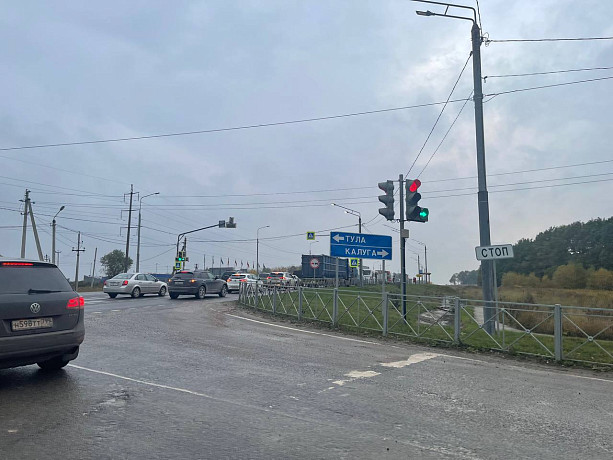 Калужское шоссе встало в полуторачасовой пробке из-за ДТП