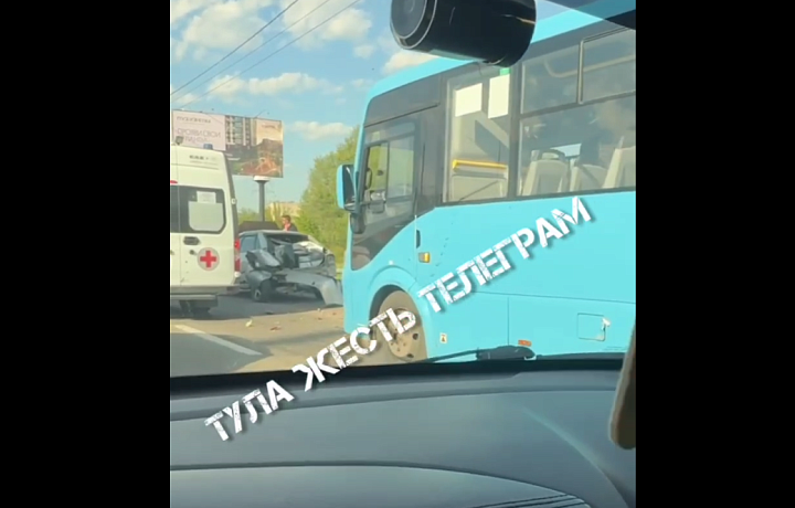 Восточный обвод в Туле встал в сильной пробке из-за ДТП