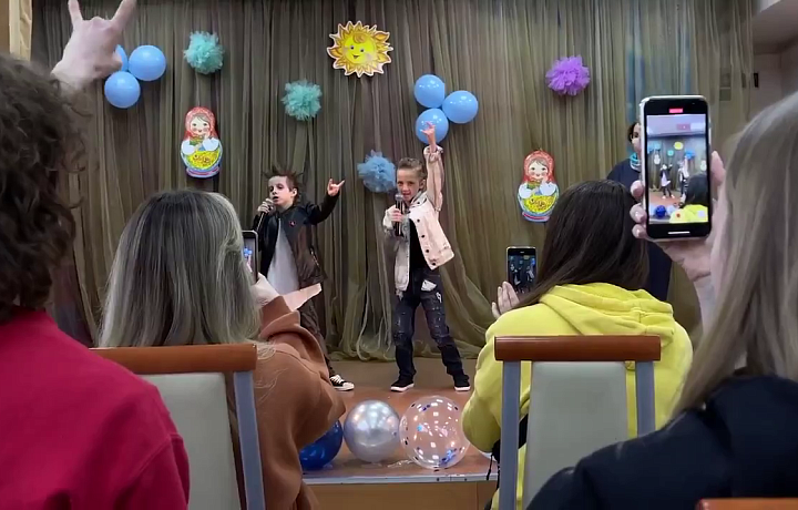 Воспитанники одного из тульских детсадов исполнили на утреннике песню группы "Король и Шут"