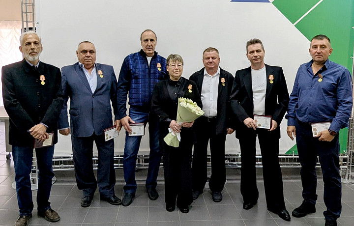 Работников КМЗ наградили медалями «Трудовая доблесть»