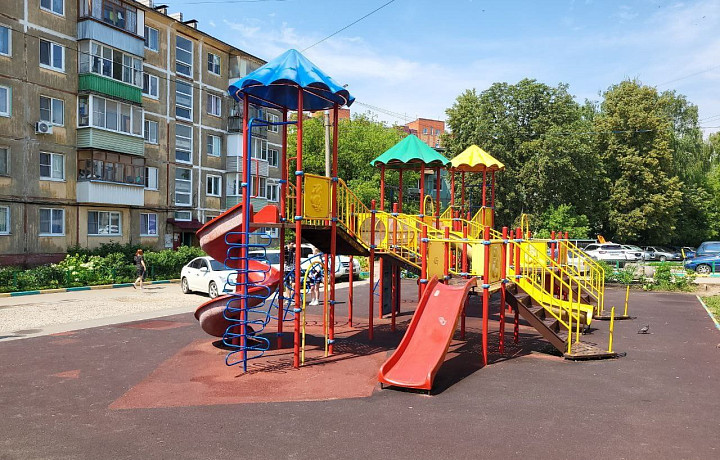 В Туле 12-летняя девочка получила травму грудной клетки, вылетев с горки на детской площадке