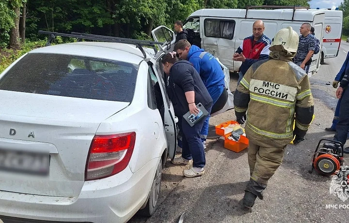 Тульские спасатели оказали помощь в ликвидации последствий ДТП в Узловском районе